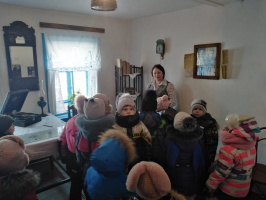 Малыши знакомятся с музеем Шукшина.