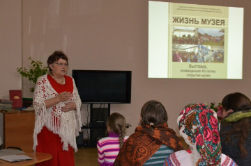 Научный сотрудник Галина Ульянова открывает выставку "Жизнь музея", посвященную 40-летию открытия музея для посетителей.